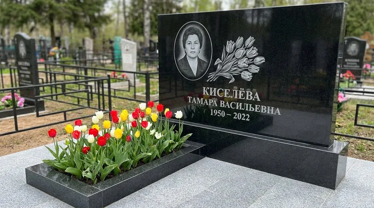 Памятник с гравировкой тюльпанов — выполненная работа «Киселёва» в Тюмени