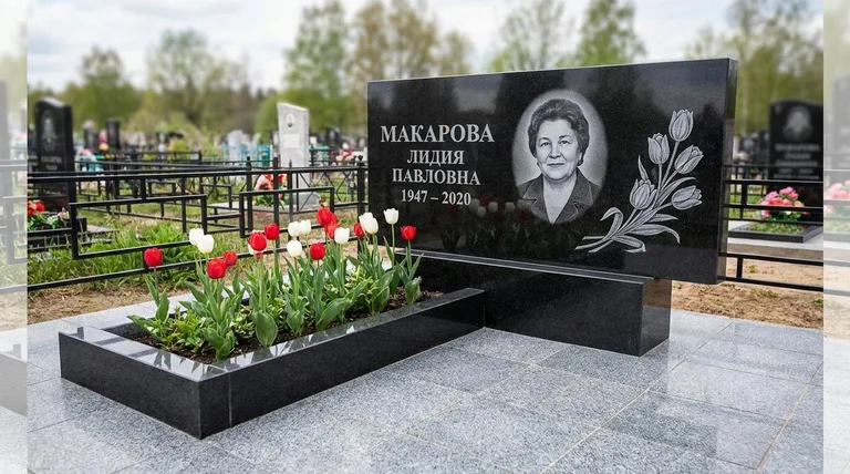 Памятник с гравировкой тюльпанов — выполненная работа «Макарова» в Тюмени