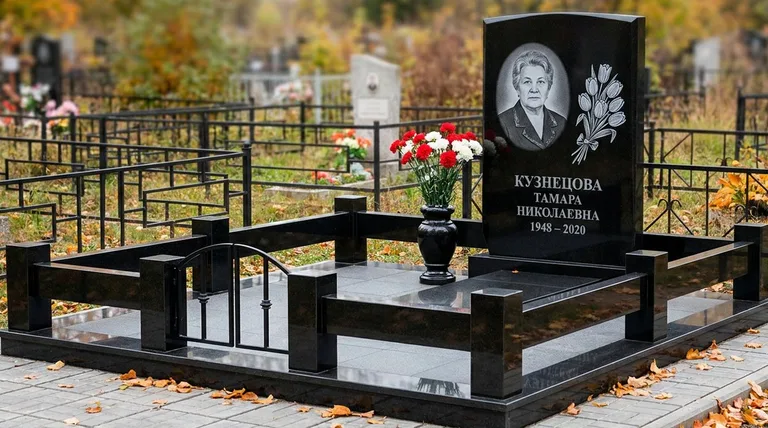 Памятник с гравировкой тюльпанов — выполненная работа «Кузнецова» в Тюмени