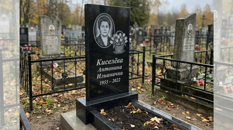 Памятник с гравировкой тюльпанов — выполненная работа «Киселёва» в Тюмени