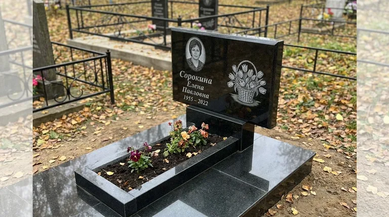 Памятник с гравировкой тюльпанов — выполненная работа «Сорокина» в Тюмени
