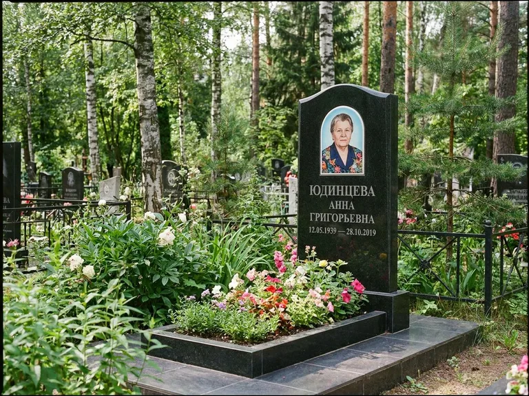 Овальный портрет на памятнике весной в Тюмени