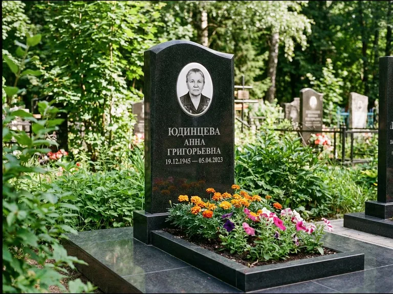Овальный портрет на сером граните — работа «Юдинцева» в Тюмени