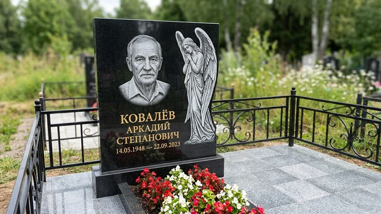 Гравировка ангела на памятник в Тюмени — памятник из чёрного гранита с гравировкой