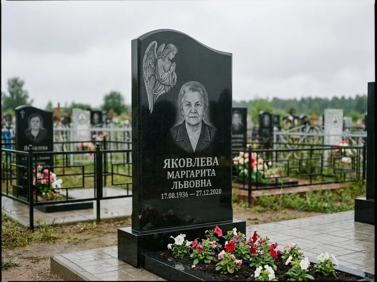 Памятник с гравировкой ангела — гравировка молящегося ангела в верхней части стелы, работа «Яковлева» в Тюмени