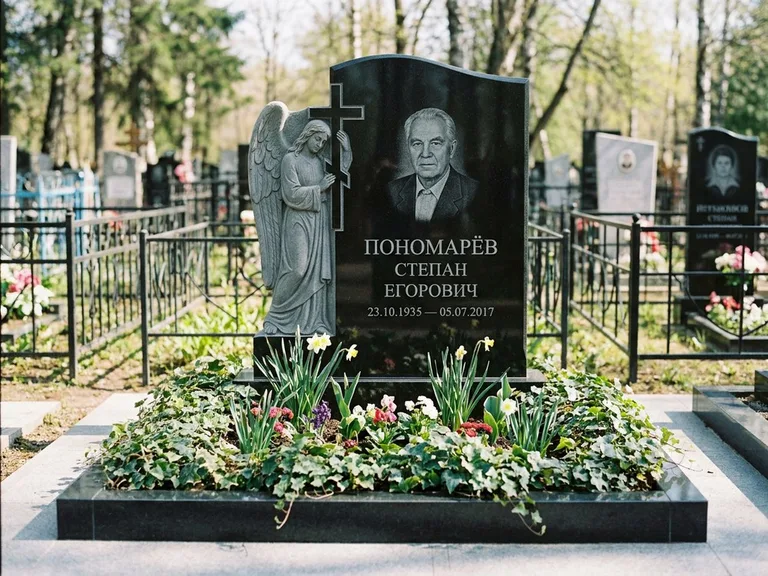 Памятник с гравировкой ангела — гравировка ангела с крестом рядом с эпитафией, работа «Пономарёв» в Тюмени