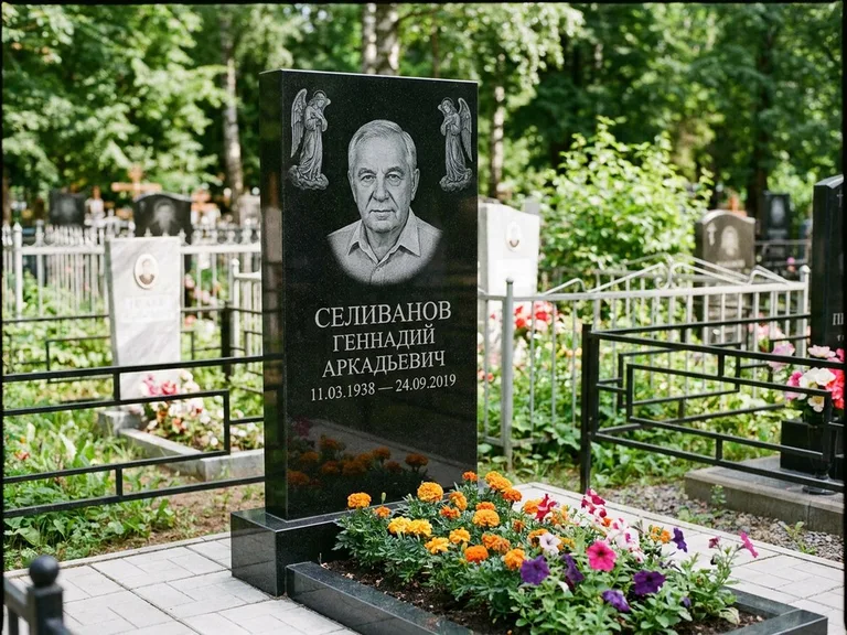 Памятник с гравировкой ангела — гравировка двух ангелов по сторонам портрета, работа «Селиванов» в Тюмени