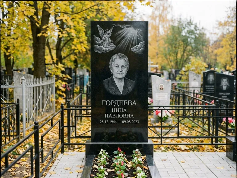 Памятник с гравировкой ангела — гравировка ангела в облаках с лучами над портретом, работа «Гордеева» в Тюмени