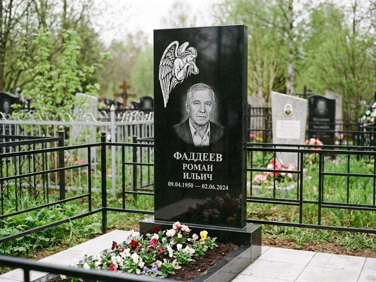 Памятник с гравировкой ангела — белая гравировка скорбящего ангела над портретом, работа «Фаддеев» в Тюмени