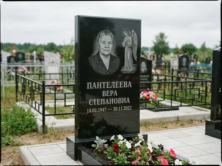 Памятник с гравировкой ангела — гравировка ангела-хранителя сбоку от портрета, работа «Пантелеева» в Тюмени