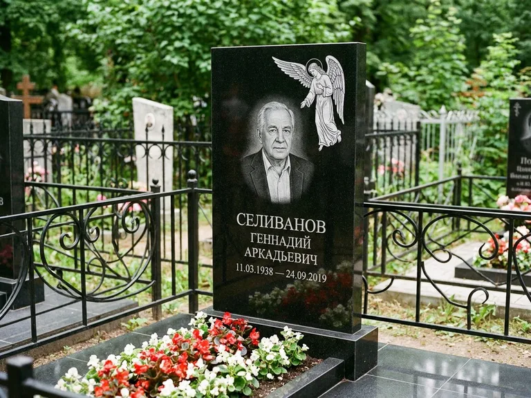 Памятник с гравировкой ангела — белая гравировка скорбящего ангела над портретом, работа «Селиванов» в Тюмени