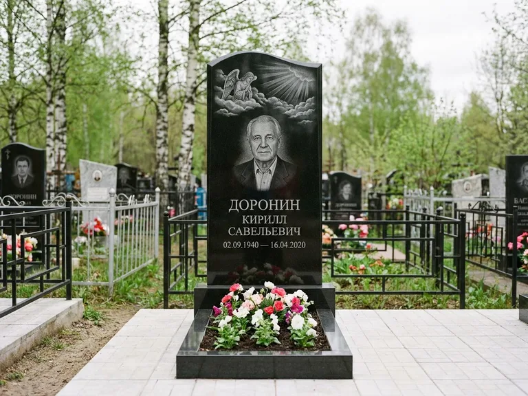 Памятник с гравировкой ангела — гравировка ангела в облаках с лучами над портретом, работа «Доронин» в Тюмени