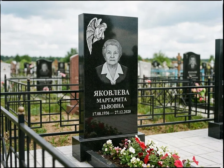 Памятник с гравировкой ангела — белая гравировка скорбящего ангела над портретом, работа «Яковлева» в Тюмени