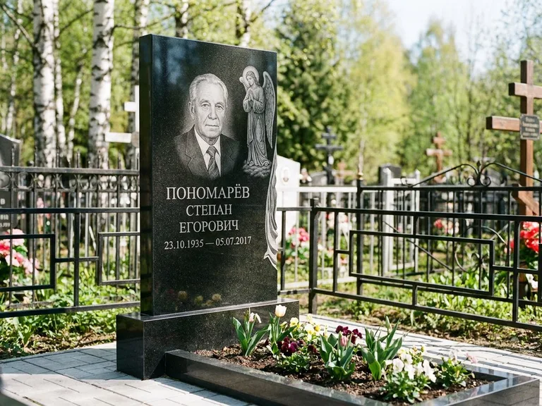 Памятник с гравировкой ангела — гравировка ангела-хранителя сбоку от портрета, работа «Пономарёв» в Тюмени
