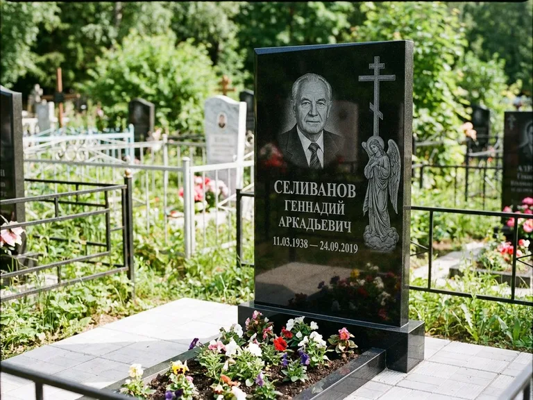 Памятник с гравировкой ангела — гравировка ангела с крестом рядом с эпитафией, работа «Селиванов» в Тюмени