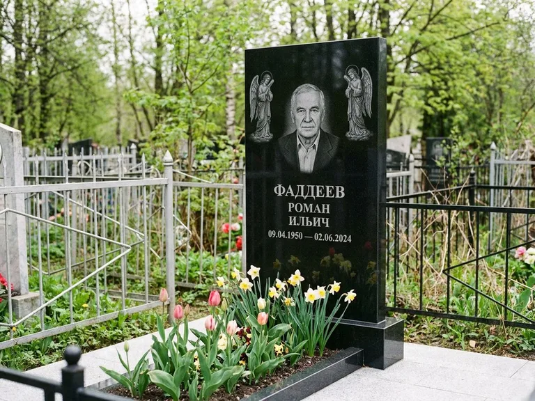 Памятник с гравировкой ангела — гравировка двух ангелов по сторонам портрета, работа «Фаддеев» в Тюмени