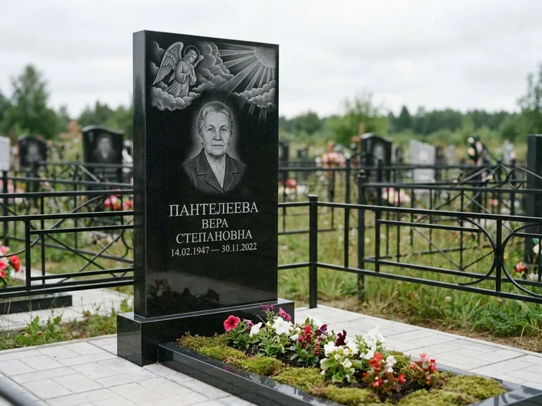 Памятник с гравировкой ангела — гравировка ангела в облаках с лучами над портретом, работа «Пантелеева» в Тюмени
