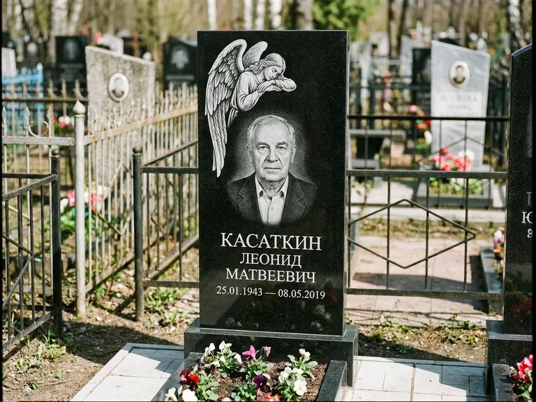 Памятник с гравировкой ангела — белая гравировка скорбящего ангела над портретом, работа «Касаткин» в Тюмени