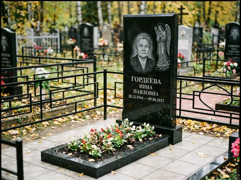 Памятник с гравировкой ангела — гравировка ангела-хранителя сбоку от портрета, работа «Гордеева» в Тюмени