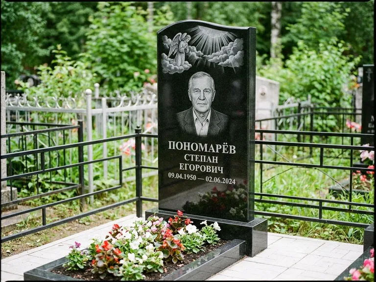 Памятник с гравировкой ангела — гравировка ангела-хранителя сбоку от портрета, работа «Лобанова» в Тюмени