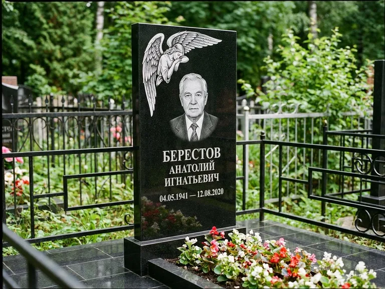 Памятник с гравировкой ангела — гравировка молящегося ангела в верхней части стелы, работа «Свиридов» в Тюмени