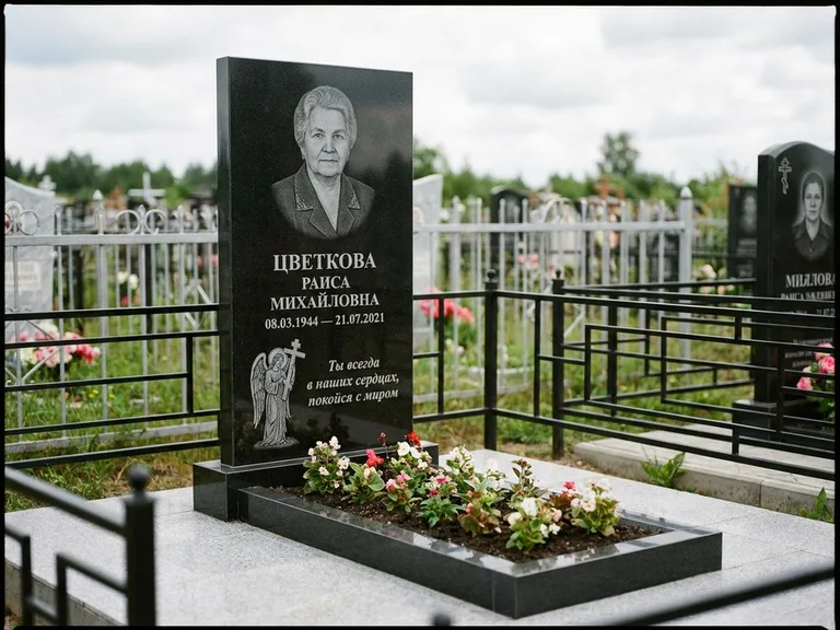 Памятник с гравировкой ангела — гравировка двух ангелов по сторонам портрета, работа «Яковлева» в Тюмени