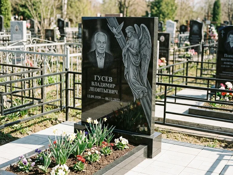 Памятник с гравировкой ангела — гравировка ангела в облаках с лучами над портретом, работа «Пономарёв» в Тюмени