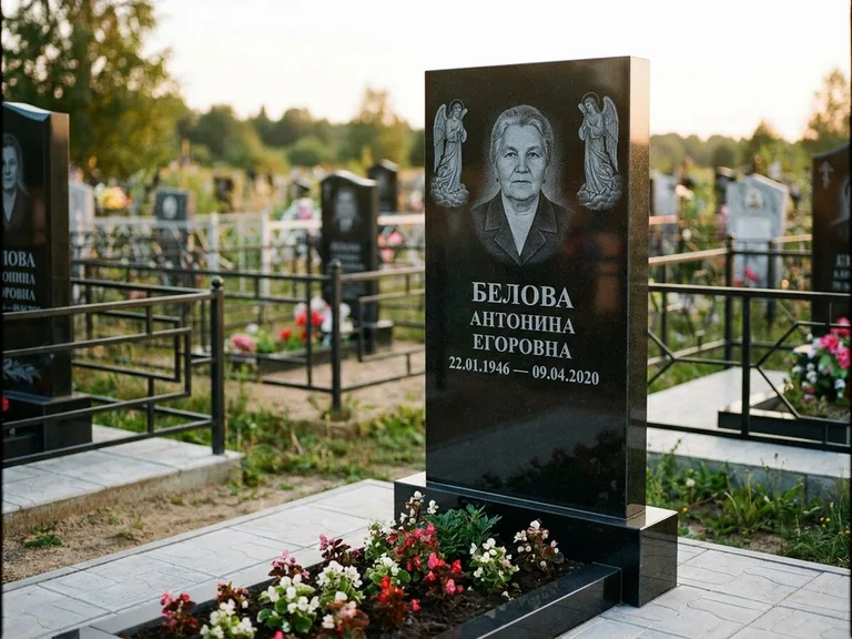 Памятник с гравировкой ангела — белая гравировка скорбящего ангела над портретом, работа «Журавлёва» в Тюмени