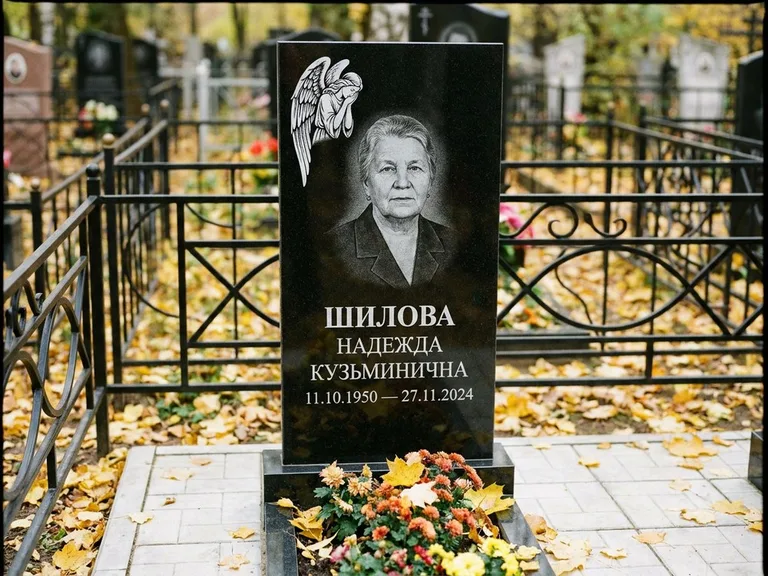 Памятник с гравировкой ангела — гравировка молящегося ангела в верхней части стелы, работа «Гордеева» в Тюмени