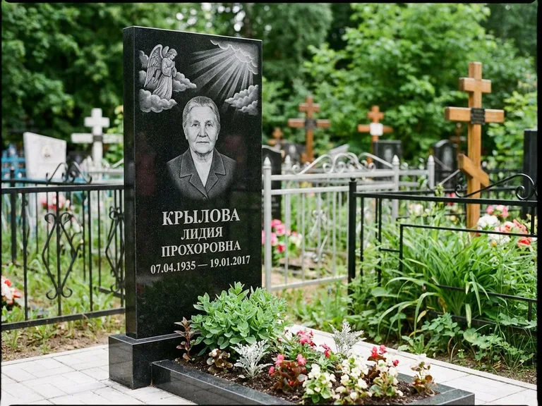 Памятник с гравировкой ангела — гравировка ангела в облаках с лучами над портретом, работа «Лобанова» в Тюмени