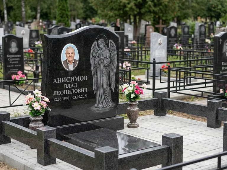 Памятник с гравировкой ангела — белая гравировка скорбящего ангела над портретом, работа «Свиридов» в Тюмени