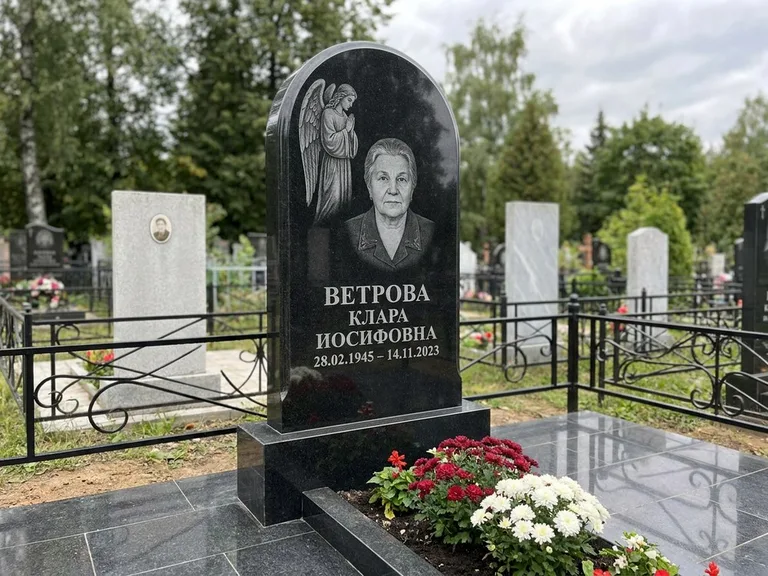 Памятник с гравировкой ангела — гравировка ангела-хранителя сбоку от портрета, работа «Игнатова» в Тюмени