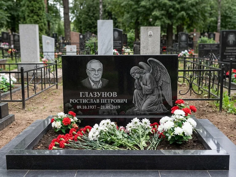 Памятник с гравировкой ангела — гравировка молящегося ангела в верхней части стелы, работа «Доронин» в Тюмени
