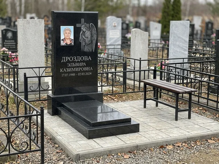 Памятник с гравировкой ангела — гравировка ангела с крестом рядом с эпитафией, работа «Яковлева» в Тюмени