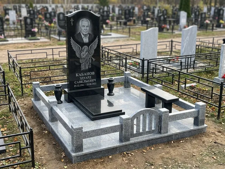 Памятник с гравировкой ангела — гравировка ангела с голубем по диагонали стелы, работа «Пономарёв» в Тюмени