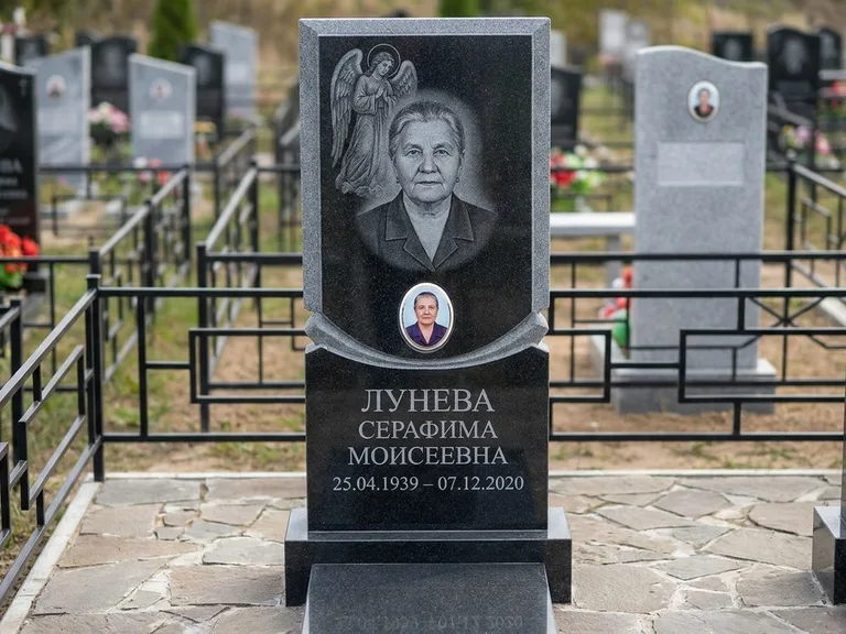 Памятник с гравировкой ангела — гравировка двух ангелов по сторонам портрета, работа «Журавлёва» в Тюмени