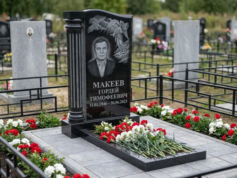Памятник с гравировкой ангела — гравировка ангела в облаках с лучами над портретом, работа «Селиванов» в Тюмени