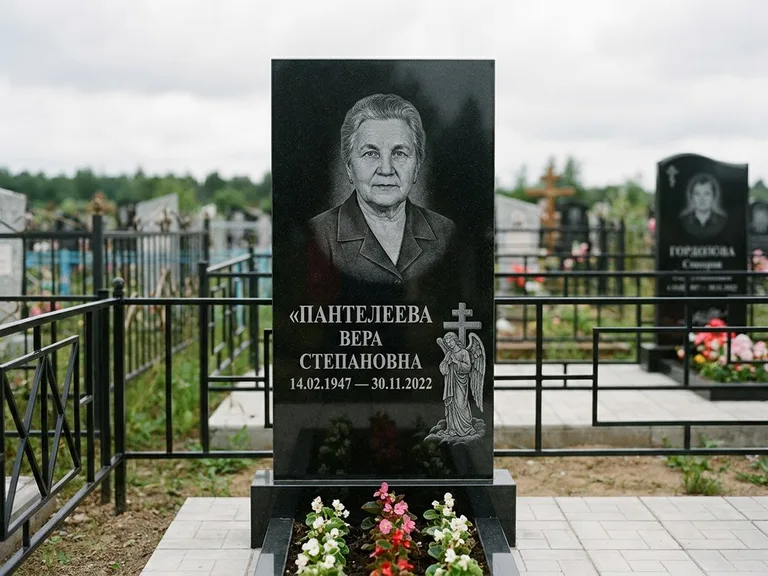 Памятник с гравировкой ангела — гравировка ангела с крестом рядом с эпитафией, работа «Пантелеева» в Тюмени