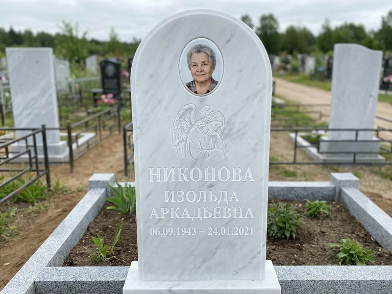 Памятник с гравировкой ангела — белая гравировка скорбящего ангела над портретом, работа «Гордеева» в Тюмени