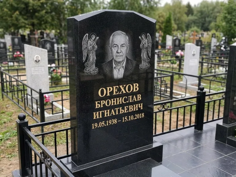 Памятник с гравировкой ангела — гравировка ангела-хранителя сбоку от портрета, работа «Фаддеев» в Тюмени