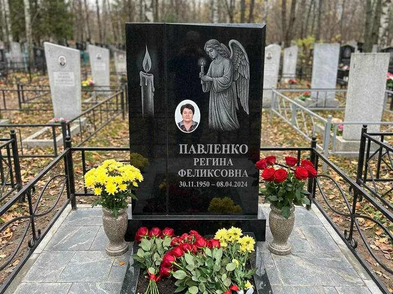 Памятник с гравировкой ангела — гравировка молящегося ангела в верхней части стелы, работа «Пантелеева» в Тюмени