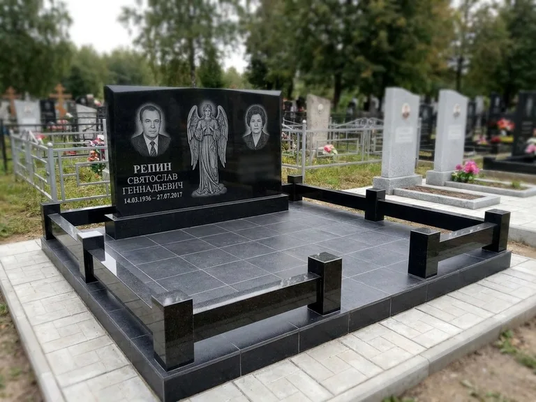 Памятник с гравировкой ангела — гравировка ангела с крестом рядом с эпитафией, работа «Касаткин» в Тюмени