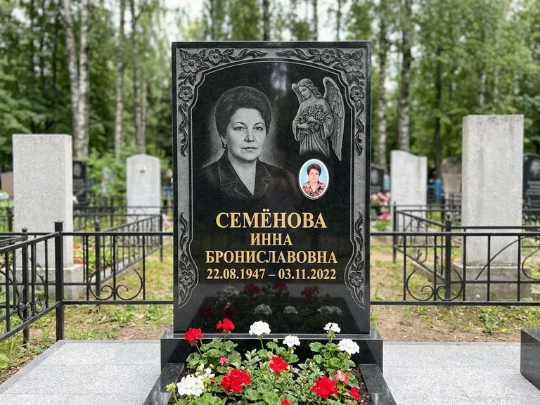 Памятник с гравировкой ангела — гравировка ангела с голубем по диагонали стелы, работа «Лобанова» в Тюмени