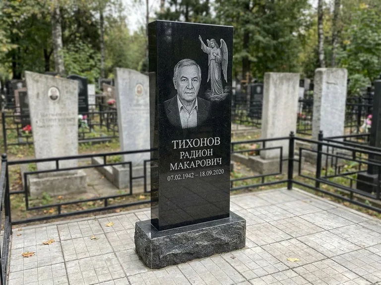 Памятник с гравировкой ангела — гравировка двух ангелов по сторонам портрета, работа «Свиридов» в Тюмени