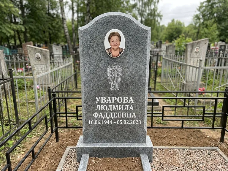 Памятник с гравировкой ангела — гравировка ангела в облаках с лучами над портретом, работа «Игнатова» в Тюмени