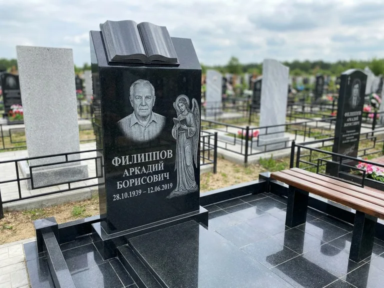 Памятник с гравировкой ангела — белая гравировка скорбящего ангела над портретом, работа «Доронин» в Тюмени