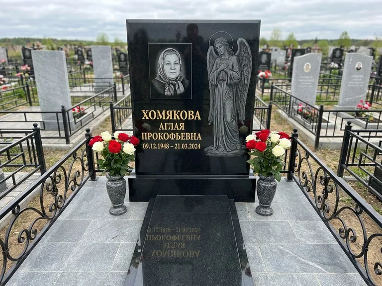 Памятник с гравировкой ангела — гравировка ангела-хранителя сбоку от портрета, работа «Яковлева» в Тюмени