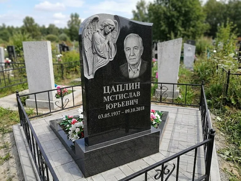 Памятник с гравировкой ангела — гравировка молящегося ангела в верхней части стелы, работа «Пономарёв» в Тюмени