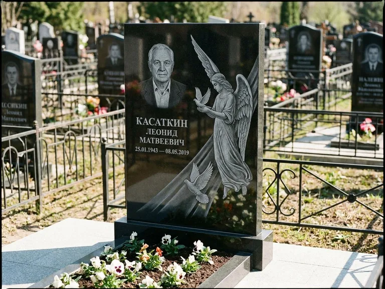 Памятник с гравировкой ангела — гравировка ангела с голубем по диагонали стелы, работа «Касаткин» в Тюмени