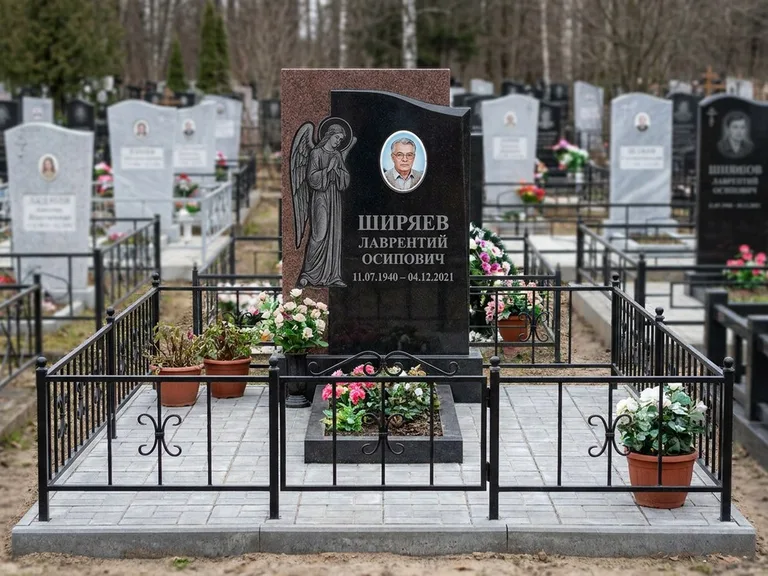 Памятник с гравировкой ангела — гравировка ангела с голубем по диагонали стелы, работа «Селиванов» в Тюмени